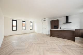 <p><span>Op de hoek van de </span><span>Doelhofstraat</span><span> en de </span><span>Bredabaan</span><span> bevindt zich dit stijlvolle </span><span>renovatie appartement</span><span>. Hier geniet je van een uitstekende combinatie van een centrale ligging en hedendaags wooncomfort. Winkels, scholen, openbaar vervoer en belangrijke invalswegen bevinden zich op wandelafstand, waardoor je vlot Antwerpen en de omliggende gemeenten bereikt.</span></p><p><span>Via de inkomhal kom je in de ruime en </span><span>lichtrijke leefruimte</span><span>, waar de grote raampartijen zorgen voor een aangenaam gevoel van ruimte en veel natuurlijke lichtinval. De </span><span>volledig ingerichte open keuken</span><span> is uitgerust met kwalitatieve toestellen, waaronder een oven, kookplaat, vaatwasser en koelkast.</span></p><p><span>Het appartement beschikt over </span><span>2 volwaardige slaapkamers</span><span>, ideaal als hoofdslaapkamer, kinderkamer, logeerkamer of thuisbureau. De moderne </span><span>badkamer</span><span> is voorzien van een </span><span>inloopdouche</span><span> en een stijlvol lavabomeubel. Daarnaast is er een praktische </span><span>berging</span><span> met aansluitingen voor een wasmachine en droogkast.</span></p><p><span>Als bewoner geniet je bovendien van een aangenaam gemeenschappelijk </span><span>terras</span><span>, perfect om even buiten te ontspannen.</span></p><p><span>Troeven:</span></p><ul><li><span>Totaal renovatie</span></li><li><span>AIRCO</span></li><li><span>Praktische berging </span></li><li><span>Energiezuinig </span><span>dankzij lucht-lucht warmtepomp, ventilatiesysteem C en hoogwaardige isolatie </span></li></ul><p><span> </span></p><p><span>Interesse in dit instapklare appartement? Neem vandaag nog contact op via 036466655 of <span>info@sinjoor.be</span></span><span> voor meer informatie of een bezoek.</span></p>