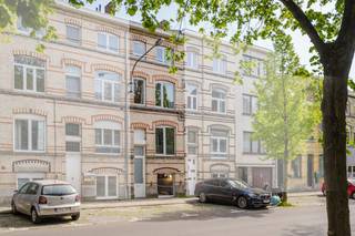 Bent u op zoek naar een interessante opbrengsteigendom te koop in Kortrijk? Dan is deze studentenresidentie in de Sint-Rochuslaan 105 een bijzonder interessante opportuniteit voor investeerders die op zoek zijn naar een sterk renderend vastgoedtype.<br /><br />Deze opbrengsteigendom bevindt zich op een absolute toplocatie voor studenten, op wandel- en fietsafstand van de belangrijkste campussen zoals VIVES Hogeschool, HOWEST en KU Leuven Kulak. Ook het station, winkels, horeca en het centrum van Kortrijk bevinden zich vlakbij. Een ligging die bijzonder gegeerd is bij studenten.<br /><br />Het gebouw omvat 8 studentenkamers die momenteel allemaal verhuurd zijn. Hierdoor geniet u als investeerder onmiddellijk van inkomsten en een bijzonder aantrekkelijk rendement. De eigendom verkeert bovendien in een goede algemene staat van onderhoud.<br /><br />Studentenvastgoed zoals dit vraagt wel een meer actieve en hands-on aanpak op vlak van beheer en opvolging, maar daar staat tegenover dat dit type investering doorgaans een aanzienlijk hoger rendement kan opleveren dan klassiek residentieel vastgoed.<br /><br />Dankzij de combinatie van de sterke locatie en het uitstekende rendement, vormt deze eigendom een interessante opportuniteit voor investeerders die bewust kiezen voor performanter vastgoed met een dynamischer beheer.<br /><br />Contacteer ons vandaag nog voor meer informatie of een bezoek ter plaatse.<br /><br />Bestuursmaatregelen in het maatregelenregister: nee
