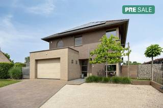 Belle villa prête à emménager à vendre à Erpe-MereÀ la recherche de la maison familiale idéale ? Cette villa récemment construite (2005) est située sur un terrain surélevé, offrant une vue magnifique et une intimité accrue. L'emplacement est idéal : proche des écoles, des crèches, des commerces et des grands axes routiers, avec une allée spacieuse pour plusieurs voitures et un garage avec local à vélos.À l'intérieur, la maison respire le confort grâce à ses finitions élégantes et à ses matériaux de qualité. Tout a toujours été méticuleusement pris en charge par les propriétaires. La cuisine ouverte et l'espace de vie attenant sont baignés de lumière et offrent une vue fantastique sur le jardin. Au rez-de-chaussée, il y a de la place pour un coin jeux, tandis qu'à l'étage, un bureau lumineux permet de rester en contact avec le reste de la maison via le loft. Il y a 4 chambres et une salle de bain avec une véritable sensation de bien-être. Un espace de rangement supplémentaire se trouve dans le grenier et dans la buanderie séparée.À l'extérieur, vous pourrez profiter d'un joli jardin avec une aire de jeux pour enfants et une belle piscine (2015).Ce bâtiment est également en parfait état sur le plan technique et prêt pour l'avenir grâce à la pompe à chaleur et au chauffage au sol, aux panneaux solaires équipés d'une batterie domestique, ainsi qu'à un système d'aspiration centralisée et à un adoucisseur d'eau.Disponible à partir du 1/9/27. Le bien est proposé selon la formule Pre-sale. Du 20/06/2026 09:30 au 22/06/2026 12:00, vous pouvez visiter le bien sur rendez-vous et faire une offre. Le prix affiché est un prix indicatif. Pour plus d'informations, veuillez contacter le responsable du dossier.Registre des mesures: non