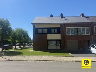 <p><span>Charmante Hoekwoning in Kindvriendelijke Buurt</span></p><p><span> </span></p><p><span>Deze charmante hoekwoning, gelegen aan een rustig, groen pleintje, biedt alles wat je nodig hebt voor een comfortabel gezinsleven. Gebouwd in 1971, maar sindsdien zorgvuldig onderhouden, is het de ideale woning voor wie op zoek is naar rust en ruimte, met gemakkelijke toegang tot alle voorzieningen.</span></p><p><span> </span></p><p><span>GELIJKVLOERS</span><span><br /></span><span>Bij binnenkomst betreedt u een lichte en ruime leefruimte, met aansluitend de open keuken, met bijbehorende toestellen. Daarnaast is er een handige berging en een praktische douchekamer. De woning beschikt verder over een ruime garage en een oprit, ideaal voor meerdere voertuigen.</span></p><p><span> </span></p><p><span>EERSTE VERDIEPING</span><span><br /></span><span>De eerste verdieping biedt drie royale slaapkamers en een goed ingedeelde badkamer, waardoor de woning perfect geschikt is voor een gezin.</span></p><p><span> </span></p><p><span>ZOLDER</span><span><br /></span><span>De zolder, toegankelijk via een steektrap, biedt de mogelijkheid om twee extra slaapkamers te creëren, wat de woning nog flexibeler maakt voor uw wensen.</span></p><p><span> </span></p><p><span> </span></p><p><span>EXTRA VOORDELEN </span></p><p><span> </span></p><ul><li><span>Nieuw dak (2016)</span></li><li><span>Vernieuwde ramen (achterzijde: 2011, voorzijde: 2013)</span></li><li><span>Elektrische rolluiken door de gehele woning</span></li><li><span>Geïsoleerde spouwmuren (2012)</span></li><li><span>Zuid west georiënteerde tuin</span></li><li><span>Asbest veilig </span></li><li><span>Betonconstructie </span></li><li><span>Veel natuurlijk lichtinval </span></li></ul><p><span>Locatie en Omgeving</span><span><br /></span><span>Deze woning is ideaal gelegen voor gezinnen die de rust van een groene omgeving willen combineren met de nabijheid van winkels, scholen en belangrijke snelwegen (A12 en E19). Geniet van wandel- en fietsroutes in de buurt en de centrale ligging tussen Antwerpen, Brussel en Mechelen.</span></p><p><span>Deze woning biedt alles wat een gezin zich kan wensen. Wacht niet langer en kom snel langs om deze kans te ontdekken!</span></p><p><span> </span></p>