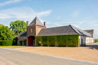 Deze prachtige exclusieve vierkantshoeve op 2 hectare geniet van alle privacy en luxe. <br />Charmant volledig gerenoveerde herenwoning (met behoud van authenticiteit) en binnenkoer, vijver, prachtige tuin met oude bomen, gerenoveerde schuur, paardenstallen + weide & piste, zwembad met poolhouse (+ extra guesthouse) en extra overdekt terras genietend van een open zicht, oude serre, conciergerie (extra vakantiehuis). Mogelijkheid bijkopen extra weides en grond. <br /><br />De herenwoning werd smaakvol gerenoveerd met behoud van de authenticiteit: prachtige inkom, bureauruimte, eetplaats, 2 gezellige zithoeken, orangerie uitgevend op de prachtige tuin met oude bomen, mooie keuken (Aga) met extra ontbijthoek, geïnstalleerde bijkeuken, wasplaats, berging en stookruimte, wijnkelder. Op het verdiep bevinden zich de overloop, 4 grote slaapkamers, dressing, 2 badkamers, fitnessruimte, en grote zolder die nog extra potentieel biedt. Conciergerie: leefruimte, keuken, 2 slaapkamers en badkamer. Zwembad in natuursteen, gerenoveerde serre, pool- en guesthouse (extra douche, sauna) met aanpalend overdekt terras. Gerenoveerde schuur met prachtig gebinte (ideale feestzaal), paardenstallen, piste en weides, en een vijver. Zonnepanelen aanwezig. Bezoek na afspraak met Immo Beguin: sophie@immobeguin.be