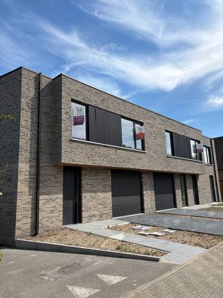 Op zoek naar een<strong> moderne, energiezuinige woning</strong> in Ertvelde? Dan is deze prachtig afgewerkte halfopen bebouwing zeker een bezoek waard. Bij het binnenkomen wordt u verwelkomd in een ruime<strong> inkomhal </strong>met een <strong>apart gastentoilet</strong>. De <strong>lichtrijke leefruimte </strong>loopt over in de moderne, <strong>volledig ingebouwde open keuken</strong> met een gezellig keukeneiland. Aansluitend bevinden zich de<strong> praktische wasplaats </strong>met achterinkom en de <strong>inpandige ruime garage</strong>. Via de leefruimte bereikt u het <strong>zonnige terras </strong>en de<strong> aangename tuin</strong>, waar u in alle rust kunt genieten.<br />Op de verdieping vindt u <strong>drie volwaardige slaapkamers</strong>, waarvan één is uitgerust met een<strong> ingebouwde dressing</strong>. De stijlvolle badkamer beschikt zowel over een <strong>inloopdouche als een ligbad</strong>, ideaal voor elk moment van de dag. Daarnaast is er boven ook nog een<strong> apart toilet </strong>en een <strong>technische berging</strong>.<br />Deze woning blinkt niet alleen uit in afwerking, maar ook in energiezuinigheid. Dankzij de vloerverwarming in combinatie met een warmtepomp en de zonnepanelen geniet u van een aangenaam <strong>wooncomfort én lagere energiekosten</strong>.<br />Kortom, een <strong>eigentijdse woning </strong>waar u zich meteen thuis voelt.<br />De woning is vrij per <strong>1 oktober 2026. </strong>De tuin wordt nog volledig afgewerkt en de woning wordt volledig geschilderd.<br />Interesse? Neem gerust contact op met Vastgoed Minnaert via <strong>09 330 61 04 </strong>of<strong> info@vastgoedminnaert.be</strong> voor meer informatie of een bezoek.