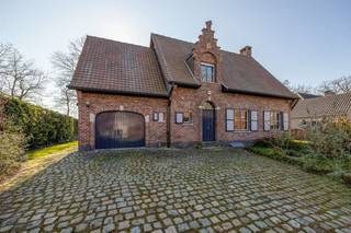 OP TE FRISSEN VILLA OP HET EINDE VAN EEN DOODLOPENDE STRAAT MET ZICHT OP WEILANDEN. * Gelijkvloers : Bij binnenkomst wordt u verwelkomd in een...