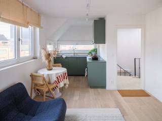 <p><span>Bent u op zoek naar een instapklare studio op een uitstekende ligging? Deze volledig gerenoveerde studio bevindt zich in een kleinschalig appartementsgebouw met slechts 4 units, dat recent een totaalrenovatie onderging. Hier woont u in alle rust, met het comfort van een modern en energiezuinig gebouw.</span></p>
<p><span>De studio werd met oog voor detail en kwaliteit vernieuwd en biedt een slimme indeling met een lichtrijke leefruimte, een moderne keuken en een hedendaagse badkamer. Ideaal voor eigen bewoning of als investering. Bovendien perfect geschikt voor jonge starters, studerende kinderen of wie op zoek is naar een praktische pied-à-terre in Gent.</span></p>
<p><span>Als extra troef zijn er kelderbergingen (verplicht mee aan te kopen) en gesloten garageboxen (slechts 2) beschikbaar. Het gebouw blijft kleinschalig en rustig, met slechts vier entiteiten, en werd samen met het appartement gerenoveerd.</span></p>
<p><span>De ligging is een absolute meerwaarde: vlot bereikbaar en centraal gelegen nabij het UZ Gent, station Gent-Sint-Pieters, het bruisende centrum en diverse parken. Openbaar vervoer, winkels en belangrijke invalswegen bevinden zich in de onmiddellijke omgeving.</span></p>
<p><span>Kortom, een ideale opportuniteit voor wie comfortabel en zorgeloos wil wonen op een strategische locatie in Gent.</span></p>
<p><span>Interesse? Neem vandaag nog contact op voor meer informatie of een bezoek!</span></p>