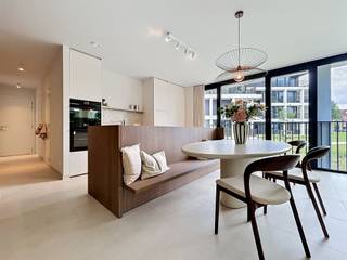 <p><span>Nieuwbouwappartement met twee slaapkamers in residentie Kasteelvijver te Langemark.</span></p><p><span> </span></p><p><span>Dit </span><span>volledig afgewerkt</span><span> appartement met zeer </span><span>kwalitatieve materialen</span><span> bevindt zich op het </span><span>gelijkvloers</span><span> en beschikt over een </span><span>bewoonbaar oppervlakte</span><span> van </span><span>110m² </span><span>met een </span><span>terras</span><span> van </span><span>19.50m²</span><span>.</span></p><p><span> </span></p><p><span>Indeling</span><span>:</span></p><p><span>Inkomhal, open keuken</span><span> met </span><span>leefruimte</span><span> metdirecte toegang tot het groot </span><span>terras.</span><span> Verborgen achter een keukenkast bevindt zich de </span><span>berging/wasplaats.</span></p><p><span>Verder hebben we nog een </span><span>gastentoilet</span><span>, </span><span>badkamer</span><span> met inloopdouche en dubbele lavabo en </span><span>twee volwaardige slaapkamers</span><span>.</span></p><p><span> </span></p><p><span>Er is tevens een </span><span>kelderberging</span><span> bij te kopen, alsook mogelijkheid tot aankopen van </span><span>ondergrondse staanplaats.</span></p><p><span> </span></p><p><span>De </span><span>warmwaterproductie</span><span> en de </span><span>vloerverwarming</span><span> zal opgewekt worden door een bodem/water </span><span>warmtepomp met ingebouwde boiler.</span><span> De warmte wordt uit de grond gehaald via </span><span>geothermie.</span></p><p><span>Doorheen het appartement is er </span><span>ventilatiesysteem D </span><span>(mechanische toevoer en afvoer) voorzien.</span></p><p><span>Het appartement beschikt tevens over</span><span> zonnepanelen</span><span> (760Wp) wat het bovendien uiterst zuinig maakt!</span></p><p><span> </span></p><p><span> </span></p><p><span> </span></p><p><span> </span></p>