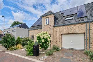 Zeer goed gelegen gezinswoning met 4 slaapkamers, een goed EPC en een inpandige garage in Hechtel. Deze woning met 2008 als bouwjaar bevindt zicht in een gezellige en kindvriendelijke wijk vlak bij alle faciliteiten. Ook is de snelweg richting Hasselt, Valkenswaard of zelfs Eindhoven gelegen op een kleine 3 minuten. Er zijn zonnepanelen voorzien, ook is er een warmtepompboiler geplaatst in de inpandige garage<br /><br />De indeling van de woning is als volgt:<br />GELIJKVLOERS: <br />- Inkomhal<br />- Toilet<br />- Living <br />- Eetkamer<br />- Keuken<br />- Inpandige garage<br />- Bureau of slaapkamer<br /><br />EERSTE VERDIEPING:<br />- Nachthal (vide)<br />- Slaapkamer 1<br />- Slaapkamer 2<br />- Slaapkamer 3<br />- Slaapkamer 4<br />- Badkamer <br /><br />ZOLDER:<br />- Berging met vlisotrap<br /><br />TUIN: <br />-Overdekt terras <br />-Tuinhuis<br />- Volledig omheind