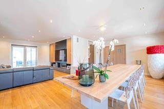 <p><b><u>HANDELSGELIJKVLOERS:</u></b> het gelijkvloers, met een oppervlakte van maar liefst 245m², werd in 2009 volledig vernieuwd en beschikt over een winkelruimte.<br />Aansluitend de winkelruimte bevindt zich het atelier dat afgewerkt is met kwalitatieve materialen en inrichting.<br />Het atelier is onderverdeeld in twee gedeeltes waarvan het eerste gedeelte beschikt over een volledig ingerichte keuken met afzonderlijke afwashoek. In het tweede gedeelte is er een diepvries- en koelcel aanwezig.<br />De werkruimtes zijn ook toegankelijk via een aparte leveranciers-ingang met hal die tevens gebruikt kan worden als stockage-ruimte.</p>
<p>Het handelsgelijkvloers biedt ook tal van andere mogelijkheden qua gebruik (oa. kantoor, ...).</p>
<p><b><u>WONING:</u></b> de woning, die zich boven het handelsgedeelte bevindt, werd in 2012 volledig nieuw gebouwd en met hoogwaardige en kwaliteitsvolle materialen ingericht.<br />Voor de inrichting werd er gekozen voor een landelijke stijl met warme toetsen en stijlvolle details.<br />Via een aparte inkom kom je in de hal met prachtige eiken trap.<br />In de gezellige en tevens ruime woonkamer met gashaard is er nog een afgescheiden gedeelte dat als bureauruimte kan gebruikt worden en de aansluiting naar het groot leef-terras met mooi & groen uitzicht.<br />Bij het binnenkomen in de prachtige landelijke keuken springen meteen het natuurstenen werkblad en het gasfornuis in het oog. Ook de afwerkingsgraad en de stijlvolle maatkasten maken het plaatje compleet. Verder is de keuken volledig voorzien van de gebruikelijke apparaten (dampkap, koelkast, vaatwas).</p>
<p>Op de verdieping bevinden er zich vier ruime slaapkamers, een prachtig ingerichte badkamer met ligbad en inloopdouche.</p>
<p>Verder is er nog een zolder waar de recente verwarmingsketel (HR-top ketel) zich bevindt en waar u zeker voldoende bergruimte zal hebben.</p>
<p><strong>Aangrenzende renovatiewoning als extra troef!</strong><br />Naast deze instapklare en hoogwaardige woning bevindt zich een aanpalende totaalrenovatie die optioneel kan bijgekocht worden. Dit biedt tal van opportuniteiten: richt de woning in als investeringspand voor verhuur, breid de bestaande woning uit met extra kamers, of transformeer het pand tot een ruime garage of magazijnruimte. Een unieke kans voor wie op zoek is naar meer ruimte, flexibiliteit of rendement op één toplocatie!</p>
<p>Laat u verrassen door de afwerkingsgraad en de kwalitatieve materialen in deze woning, absoluut een bezoek waard!</p>