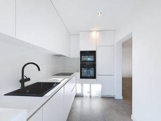 Bent u op zoek naar ruimte, modern comfort en een centrale ligging? Dit prachtig gerenoveerde appartement op de felbegeerde Fruithoflaan biedt het allemaal. Gelegen op de eerste verdieping, combineert dit pand een vlotte toegankelijkheid met een hoogwaardige afwerking.Indeling:- inkomhal- ruime leefruimte- keuken met aansluitend terras- badkamer- slaapkamer 1- slaapkamer 2- slaapkamer 3- apart toiletExtra troeven:- het appartement beschikt over rolluiken- toplocatie- proper onderhouden appartementsgebouw- uitstekende mobiscore: 9,2/10- kelderbergingDe vaste kosten bedragen 225 euro per maand voor water, verwarming en kosten gemene delen.Bent u geïnteresseerd in deze woning te huur in Berchem?Aarzel dan niet om een bezoekaanvraag in te dienen via onze website via de daar voorziene rode balk.Wenst u uw eigendom ook te koop of te huur te stellen? We helpen u graag verder. Steeds tot uw dienst om u verder te helpen met al uw vragen over vastgoed.