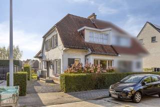 Deze charmante woning is gelegen in de Zonnebloemstraat, in Oudenaarde (Leupegem). U geniet van een vlotte verbinding naar Ronse en Gent. De op te frissen, halfopen, woning telt 3 slaapkamers, heeft een knusse tuin en een garage. INDELING VAN DE WONING:Gelijkvloers: - inkomhal met apart toilet- lichtrijke leefruimte - keuken- droge kelderEerste verdieping: - slaapkamer 1- slaapkamer 2- slaapkamer 3- badkamer met ligbad en toilet- zolderExterieur: - tuin - oprit - garageALGEMENE INFORMATIE: * verwarming op gas* stadswater* regenwater (niet in gebruik) * vrij bij akteDit pand is onderworpen aan de renovatieverplichting van de Vlaamse overheid voor residentiële gebouwen (behoudens bij sloop binnen 5 jaar na de aankoop). Consulteer voor meer informatie de website van het Vlaams Energie- en Klimaatagentschap via https://www.vlaanderen.be/een-woning-kopen/renovatieverplichting-voor-residentiele-gebouwen