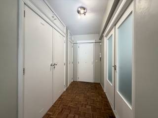 Dit appartement bevindt zich aan de Charles de Kerckhovelaan, op een uitstekende locatie in Gent. Op wandelafstand vindt u het Citadelpark, het Museum voor Schone Kunsten en het S.M.A.K. Ook het bruisende stadscentrum, Sint-Pietersplein en de gezellige horeca in de buurt liggen binnen handbereik. Dankzij de nabijheid van het station Gent-Sint-Pieters en verschillende tram- en bushaltes geniet u bovendien van een uitstekende bereikbaarheid.<br /><br />Via de lift of de trap bereikt u het appartement op de eerste verdieping. U betreedt het via de inkomhal met inbouwkasten, die toegang biedt tot de open en lichtrijke leefruimte. Aansluitend bevindt zich de aparte, volledig ingerichte keuken. De hal geeft verder toegang tot een afzonderlijk gastentoilet, een eerste slaapkamer en een badkamer met lavabo, baddouche, handdoekdroogrek en aansluiting voor een wasmachine. Daarnaast beschikt het appartement over een praktische berging en een tweede slaapkamer. De huurder kan ook nog gebruikmaken van een privatieve opbergruimte in de kelderverdieping.<br /><br />Het appartement is onmiddellijk beschikbaar voor een maandelijkse huurprijs van € 1.050, vermeerderd met € 50 gemeenschappelijke kosten en € 100 kosten voor gas en water. Elektriciteit en internet zijn afzonderlijk ten laste van de huurder. Er wordt gewerkt met een huurovereenkomst van drie jaar en domiciliëring is verplicht.<br /><br />Interesse om dit appartement te bezoeken? Stuur een e-mail naar gent@immofrancois.be en wij helpen u graag verder!<br /><br />