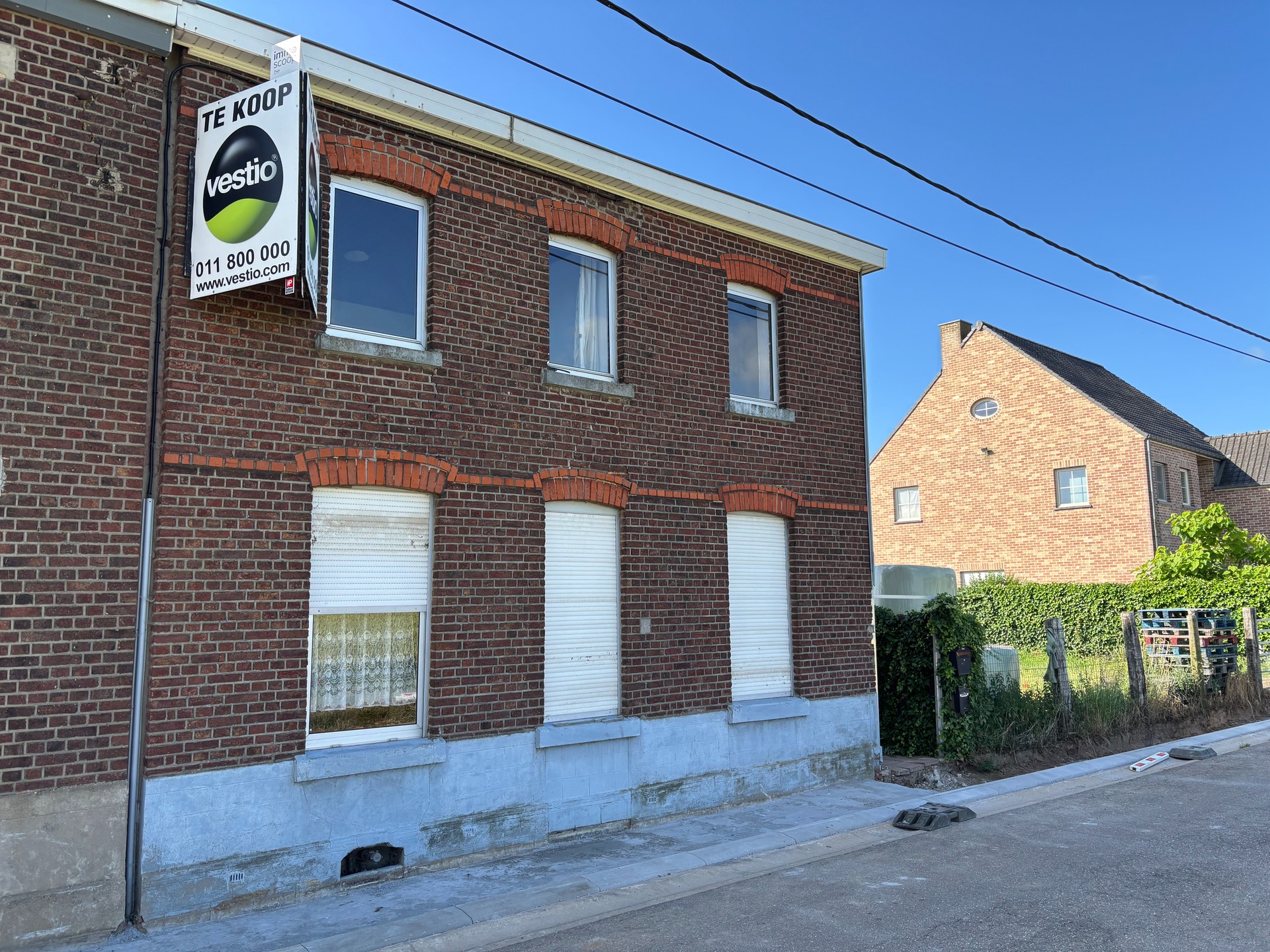 Volledig te strippen woning in Riemst. Woning met 3 slaapkamers in een rustige doodlopende straat. Grote zolder om eventueel 4e slaapkamer te maken.