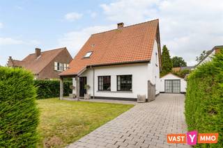 <p><span>Charmante woning met aparte studio, zonnige tuin en een uitstekende ligging in Gooreind.</span></p><p><span>Deze verzorgde en karaktervolle woning is gelegen in een rustige straat in het dorp. Dankzij de centrale ligging bevinden winkels, scholen en openbaar vervoer zich op wandel- of fietsafstand.</span></p><p><span> </span></p><p><span>Gelijkvloers</span></p><p><span>Via de stijlvolle inkomhal met prachtige waaltjesvloer en gastentoilet betreedt u de woning. De lichtrijke leefruimte straalt warmte en gezelligheid uit dankzij de grote raampartijen, de authentieke houtkachel en het schuifraam dat uitgeeft op de veranda. Aansluitend de keuken, die voorzien is van een 5-pits gasfornuis met elektrische oven, dampkap en dubbele spoelbak. De ruime veranda (ca. 19 m²) vormt een heerlijke extra leefruimte waar u geniet van het uitzicht op de tuin. Verder vindt u op het gelijkvloers nog een technische ruimte met de installatie van de centrale verwarming en de aansluitingen voor wasmachine en droogkast.</span></p><p><span> </span></p><p><span>Eerste verdieping</span></p><p><span>Op de eerste verdieping bevinden zich drie volwaardige slaapkamers (10 m², 11 m² en 13 m²) en een mooie vernieuwde badkamer (2023). Deze is volledig betegeld en uitgerust met een ruime inloopdouche, een lavabo in meubel, een handdoekdroger en een toilet.</span></p><p><span> </span></p><p><span>Zolder</span></p><p><span>Via een zolderluik in de kleinste slaapkamer bereikt u de praktische bergzolder, ideaal als extra opbergruimte.</span></p><p><span> </span></p><p><span>Aparte studio</span></p><p><span>Een absolute meerwaarde is de volledig aparte studio, bereikbaar via de oprit. Deze beschikt over een leefruimte met open keuken, een slaapkamer, een apart toilet en een douchekamer. Ideaal als zorgwoning (onder voorbehoud van de geldende regelgeving), voor inwonende familie, een zelfstandige activiteit of als hobbyruimte.</span></p><p><span> </span></p><p><span>Tuin</span></p><p><span>De mooie tuin biedt veel privacy en nodigt uit om in alle rust te genieten. Het ruime terras (33 m²) vormt de perfecte plek om te ontspannen of gasten te ontvangen.</span></p><p><span> </span></p><p><span>Extra</span></p><p><span>Rustige, centrale ligging - aparte studio met tal van mogelijkheden - nieuwe badkamer (2023) - nieuwe ramen aan de voorgevel (2023) - vernieuwd dak (2016) - rolluiken aanwezig.</span></p><p><span> </span></p><p><span>Met de nodige energetische verbeteringen maakt u deze woning helemaal klaar voor de toekomst. Intussen geniet u van een karaktervolle woning met een warme uitstraling, hedendaags comfort en een prachtige tuin.</span></p><p><span> </span></p><p><span>Dit pand is onderworpen aan de renovatieverplichting van de Vlaamse overheid voor residentiële gebouwen (behoudens bij sloop binnen 6 jaar na de aankoop). Consulteer voor meer informatie de website van het Vlaams Energie- en Klimaatagentschap via https://www.vlaanderen.be/een-huis-of-appartement-kopen/renovatieverplichting-voor-residentiele-gebouwen</span></p><p><span> </span></p>