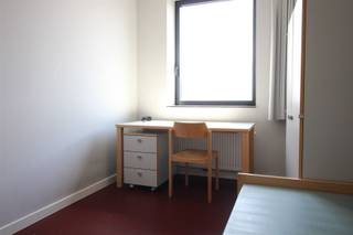 <p><span>Instapklare studentenkamers in Residentie Waterview: uw zorgeloze investering!</span></p><p><span> </span></p><p><span>Gelegen aan het bruisende Engels Plein en de hippe Vaartkom vindt u deze studentenkamer in de moderne Residentie Waterview (bouwjaar 2015). Dit is dé ideale kans voor de investeerder die op zoek is naar een zorgeloze verhuur.</span></p><p><span> </span></p><p><span>Wat maakt deze studentenkamers uniek?</span></p><p><span>· Locatie: perfect gelegen vlakbij het station, het Sluispark en de Vaartkom, met alle voorzieningen binnen handbereik. </span></p><p><span>· Eigen comfort: met een oppervlakte van 17m² biedt de kamer voldoende ruimte om te studeren en te wonen. Ze beschikt tevens over een privé badkamer met douche, wastafel en toilet.</span></p><p><span>· Volledig ontzorgd beheer: u geniet van een volledig zorgeloze investering dankzij de samenwerkingsovereenkomst met de KU Leuven. Zij neemt de volledige verhuur voor haar rekening en zorgt zelfs voor het meubilair (bed, kledingkast, boekenkast, bureau en stoel).</span></p><p><span>· Uitgebreide faciliteiten: Residentie Waterview biedt tal van gemeenschappelijke voorzieningen, waaronder een wasplaats, een ruime fietsenstalling, een gemeenschappelijke keuken op elke verdieping en zelfs een gemeenschappelijke daktuin.</span></p><p><span> </span></p><p><span>Deze kamer bevindt zich op de bovenste verdieping van het gebouw. Er is een lift aanwezig om deze verdieping te bereiken! </span></p><p><span> </span></p><p><span>Mis deze uitgelezen kans niet om te investeren in duurzaam studentenvastgoed op een toplocatie in Leuven! Contacteer ons via 0479/01.01.01 voor meer info en/of een bezoek.</span></p>