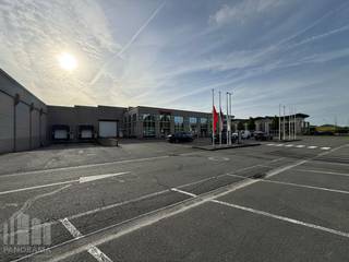 Bedrijfsgebouw te huur in Desteldonk in de onmiddelijke omgeving van de haven. De site geniet van een vlotte bereikbaarheid met de R4 en met een uitstekende verbinding naar de E17.<br /><br />De magazijnruimte van 3.600 m² beschikt over een vrije hoogte van 6 meter en is uitgerust met 4 laadkades, 4 automatische sectionale poorten, een polybetonvloer en lichtstraten met rookluiken. Het magazijn is voorzien van warmteluchtblazers en beschikt over een luifel. Het dak zal bovendien worden vernieuwd. Aansluitend is 640 m² kantoorruimte beschikbaar, voorzien van een kitchenette. De kantoren zullen nog worden opgefrist.<br /><br />De site beschikt daarnaast over een ruime, verharde buitenzone met voldoende manoeuvreerruimte en 24 parkeerplaatsen, met mogelijkheid tot het voorzien van laadpunten. <br /><br />Contacteer PANORAMA B2B voor bijkomende technische inlichtingen, plannen of een vrijblijvend plaatsbezoek via 0477 02 09 02.