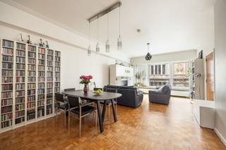 <p>Op zoek naar een lichtrijk en ruim appartement in één van de meest geliefde buurten van Antwerpen? Dit appartement ligt in de statige De Vrièrestraat, midden in het bruisende Zuid. De buurt staat bekend om haar levendige sfeer, trendy restaurants en gezellige koffiebars. Achter de hoek van de Marnixplaats, het Museum voor Schone Kunsten, het Zuidpark en tal van winkels.</p><p>Verder direct aan belangrijke invalswegen, de Ring van Antwerpen en openbaar vervoer. Velostation op wandelafstand.</p><p>· 2 slaapkamer appartement<br />· Terras<br />· Beschikbaar per 01/06/2026<br />· Autostaanplaats mogelijk<br />· Toplocatie</p><p>Het appartement van 102 m² is gelegen op de 2e verdieping en bereikbaar per lift of trap. Inkomhal met vestiaire leidt naar de ruime zonnige leefruimte, ingedeeld in een living en eetkamer met aansluitend de gesloten keuken, geïnstalleerd met toestellen.<br />De nachthal met gastentoilet en berging leidt naar de rustige achterzijde van het appartement, waar zich de 2 slaapkamers bevinden. Verder is de badkamer omvat bad met douche, wastafel en aansluiting voor de wasmachine.</p><p>Gemeenschappelijke kosten: 75 euro/maand (elektriciteit voor gemeenschappelijke ruimtes en privé waterverbruik).</p><p>De nutsvoorzieningen (energie) zijn individueel gemeten en komen voor rekening van de huurder.</p><p>Interesse? Gelieve uw gegevens in te vullen onderaan de advertentie op onze website https://www.sinjoor.be. De dossierverantwoordelijke zal vervolgens zo snel mogelijk contact met u opnemen.</p>