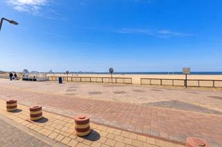 Bent u op zoek naar een instapklaar verblijf aan de Belgische kust? Dit prachtig vernieuwde gelijkvloerse pand biedt een unieke kans voor wie...