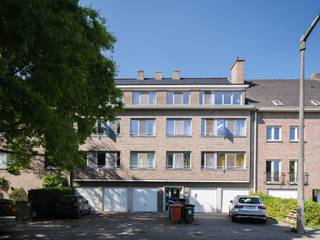 <strong>Lichtrijk 1 slpk appartement met EPC (A-score) nabij station-Gent Sint-Pieters</strong><br /><br />Dit<strong> lichtrijke appartement </strong>bevindt zich in een <strong>rustige buurt aan het Olympiadeplein</strong>, op <strong>wandelafstand van het station Gent-Sint-Pieters </strong> en het <strong>recreatiepark Blaarmeersen</strong><strong>. </strong>Een<strong> strategische uitvalsbasis</strong> op slechts <strong>5 minuten fietsen van het Gent centrum</strong> en <strong>nabij diverse hogescholen en universiteiten.</strong> Bovendien geniet je van een <strong>uitzicht op het park.</strong><br /><br />Met een <strong>EPC A-score </strong>staan<strong> duurzaamheid</strong> en <strong>energie-efficiëntie</strong> centraal. Elke unit is bovendien privatief <strong>aangesloten op zonnepanelen,</strong> wat bijdraagt aan <strong>lagere energiekosten. </strong>Bovendien werden de <strong>ramen en het dak reeds vernieuwd.</strong><br /><br />Dit appartement bevindt zich op het<strong> eerste verdiep</strong> van een<strong> rustig gelegen</strong> <strong>residentie </strong>met 14 entiteiten. Interessant is de <strong>eenvoudige beheerstructuur</strong> wat resulteert in een <strong>lage beheerskost</strong>. Met een <strong>bruto vloeroppervlakte van 48.4 m²</strong> is het appartement <strong>praktisch ingedeeld</strong> met een <strong>inkomhal</strong>, <strong>lichtrijke woonkamer</strong>, <strong>keuken</strong>, aparte <strong>slaapkamer</strong>, <strong>badkamer</strong> en een<strong> apart toilet.</strong><br /><br /><strong>Extra troef</strong> is de mogelijkheid om een<strong> garagebox met staanplaats </strong>of een <strong>berging</strong> bij aan te kopen.<br /><br /><strong>Een unieke kans voor ouders van studerende kinderen, investeerders of young professionals die op zoek zijn naar een slimme en waardevolle investering!</strong><br />(opmaak aandeel kosten opmeting en basisakte ten laste van de koper)