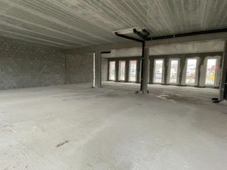 Fantastisch gelegen handelsruimte van 360 m² te huur langs én met visibiliteit van de Schaarbeeklei (N1), op amper 750 m van de Woluwelaan (R22) die na +/- 1 km verbinding biedt naar de R0 via op- en afrit Mechelen Woluwelaan. De E19 op- en afrit 12 Vilvoorde-Luchthavenlaan bereikt men na 2,7 km. De ruimte bevindt zich op het gelijkvloers en kan zowel casco als afgewerkt opgeleverd worden. Dankzij de grote raampartijen geniet men van veel natuurlijk lichtinval. Vestig uw zaak op deze uitstekende zichtlocatie en geniet van alle voordelen van dit pand. Aanwezigheid van 8 parkeerplaatsen. Onmiddellijk beschikbaar. Contacteer PANORAMA voor bijkomende inlichtingen of een vrijblijvend plaatsbezoek 02 420 00 00.