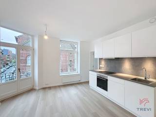 <p>FOREST, proche du Parc de Forest et du Parc Duden, à proximité des transports, appartement 1 chambre entièrement rénové de ±55m² habitables situé au 3ème étage composé d’un living de ±21m² avec cuisine ouverte sur séjour et accès petit balcon, chambre de ±13m², bureau/dressing de ±4,5m², salle de douche. Local technique individuel avec connexion machine à laver. Cave. Provision pour charges de 100€/mois (chauffage – commun). PEB C-. Libre pour le 01/10/2026. .</p>
<p><u>3<sup>ème</sup> étage</u> :</p>
<ul>
<li>Living de ±21m² (5,3 x 3,9) avec petit balcon</li>
<li>Cuisine ouverte (four – taques – hotte)</li>
<li>Chambre de ±13m² (3,8 x 3,4)</li>
<li>Bureau/Dressing de ±4,5m² (1,57 x 2,9)</li>
<li>Salle de douche (douche – toilette – lavabo)</li>
</ul>
<p>Local technique individuel avec connexion machine à laver</p>
<p>Cave n°C3.3</p>
<p>Local Vélo</p>