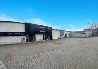 Deze unieke eigendom heeft een totale oppervlakte van 5.023 m², bestaande uit een veelzijdig bedrijfsgebouw van 2.660m²  (showroom, winkel,...