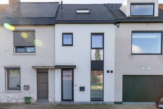 Op zoek naar een energiezuinige instapklare gezinswoning of een interessante investering? Deze smaakvol gerenoveerde woning combineert hedendaags comfort met een praktische indeling en een centrale ligging in Temse.<br />Bij het binnenkomen word je verwelkomd in de inkomhal, voorzien van een dressingkast en een gastentoilet. Aansluitend bevindt zich de open, volledig uitgeruste keuken met aangrenzende leefruimte. Vanuit de leefruimte heb je toegang tot een gezellig, ingesloten terras waar je in alle rust kan genieten. Naast de keuken is er bovendien een praktische bergruimte voorzien.<br />Op de eerste verdieping bevinden zich twee slaapkamers, een apart toilet en een badkamer met inloopdouche. Via de vaste trap bereik je de tweede verdieping, waar zich de derde slaapkamer bevindt.<br />Ook voor investeerders is deze woning een interessante opportuniteit. Het pand is momenteel verhuurd en genereert bijgevolg huurinkomsten.<br />Dankzij de smaakvolle renovatie, de centrale ligging in Temse en de functionele indeling met drie slaapkamers is deze woning ideaal voor wie comfortabel wil wonen of op zoek is naar een interessante investering. Interesse? Contacteer ons via 03/283.84.84 of mail naar gert@ax-quality.be voor meer informatie of een bezoek.