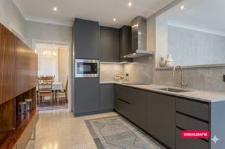 Bent u op zoek naar een huis met veel potentieel in een rustige, landelijke omgeving? Deze charmante woning in Kaster (Anzegem) biedt alles wat u nodig heeft. Met een grondoppervlakte van ca. 434 m², drie ruime slaapkamers en een aparte garage, is dit de ideale gezinswoning.INDELINGGelijkvloersInkomhal - eerste ruime leefruimte met open haard - tweede leefruimte met toegang tot terras - keuken met eethoek - badkamer (ligbad, lavabo, toilet) - kelder Eerste verdiepNachthal - slaapkamer 1 - slaapkamer 2 - slaapkamer 3 - ruime zolder met vaste trapU kan genieten van een aangename tuin met ruim terras waar zich ook nog een garage en extra bergruimte bevinden.ALGEMENE INFO- centrale verwarming op stookolie- dubbel glas op gelijkvloers- rolluiken aanwezigInteresse in deze woning? Maak dan zeker uw afspraak voor dit immo te koop te Anzegem via 0472 18 64 20 of matisse.vandererven@dewaele.com.Dit pand is onderworpen aan de renovatieverplichting van de Vlaamse overheid voor residentiële gebouwen (behoudens bij sloop binnen 5 jaar na de aankoop). Consulteer voor meer informatie de website van het Vlaams Energie- en Klimaatagentschap via https://www.vlaanderen.be/een-woning-kopen/renovatieverplichting-voor-residentiele-gebouwen