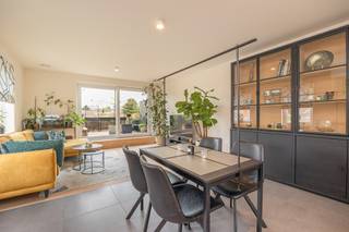 <p><span>Recent triplexappartement met 2 slaapkamers, carport en private inkom (134m²)</span></p><p><span> </span></p><p><span>Dit betreft een recent, kwalitatief afgewerkt triplexappartement gelegen in een kleine residentie met 3 appartementen. </span></p><p><span>Dit uitzonderlijk ruime appartement van maarliefst 134m² beschikt over een privatieve inkom op het gelijkvloers, een woonverdieping op de 1e verdieping, een slaap + sanitair verdieping op de 2e verdieping en een zolder.<br />Het ruime en gezellige dakterras, de hedendaagse woonstijl met veel lichtinval en het zeer aantrekkelijke vloerplan zijn slechts enkele van de vele troeven. </span></p><p><span> </span></p><p><span>INDELING </span></p><p><span> </span></p><p><span>Gelijkvloers:</span></p><p><span>Oprit naar overdekte carport + afsluitbare buitenberging.</span></p><p><span>Private inkomdeur naar het appartement.</span></p><p><span>Ruime inkomhal met ingemaakte kast en plaats voor vestiaire. </span></p><p><span> </span></p><p><span>1e verdieping:</span></p><p><span>Ruime woonkamer met veel lichtinval.</span></p><p><span>Open keuken, voorzien van alle comfort. </span></p><p><span>Apart gastentoilet.</span></p><p><span>Berging met o.a. uitgietbak &amp; aansluiting wasmachine.</span></p><p><span>Ruim dakterras met veel privacy, aansluitend aan het woongedeelte.</span></p><p><span> </span></p><p><span>2e verdieping:</span></p><p><span>Twee comfortabele slaapkamers.</span></p><p><span>Badkamer met inloopdouche, ligbad en lavabomeubel.</span></p><p><span>Apart toilet. </span></p><p><span> </span></p><p><span>Zolder:</span></p><p><span>Ruime bergzolder, bereikbaar via uitklaptrap. </span></p><p><span> </span></p><p><span> </span></p><p><span>EXTRA</span></p><p><span>Bouwjaar 2021. </span></p><p><span>Private inkom op het gelijkvloers, geen mede-eigendom in woongebouw.</span></p><p><span>Geen gemeenschappelijke kosten.</span></p><p><span>Carport + aansluitende berging achteraan het perceel, inbegrepen in verkoopprijs. </span></p><p><span>Vloerverwarming via HR condensatieketel op aardgas.</span></p><p><span>Ventilatiesysteem D voorzien.</span></p><p><span>PVC ramen met dubbele HR beglazing.</span></p><p><span>Zonnepanelen voorzien.</span></p><p><span>BEN appartement met uitstekend E peil (E21).<br />Rustig gelegen in een residentiële éénrichtingstraat doch vlakbij de dorpskern.</span></p><p><span>In de directe nabijheid van de schitterende bossen rondom De Klinge. </span></p><p><span>Uitstekende uitvalsbasis voor zowel Antwerpen, Gent als Hulst. </span></p><p><span> </span></p><p><span>EPC: Label A - 34kWh/m²</span></p><p><span>Wg - Vg - Gvv - Gvkr - Gmo</span></p><p><span> </span></p>
