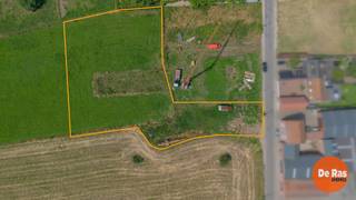 STEENHUIZE - WIJNHUIZE - Ruime bouwgrond met achterliggende weide van 4.238 m² in landelijk Steenhuize-Wijnhuize<br /><br />Deze uitzonderlijke bouwgrond met achterliggende weide (lot 1B) heeft een totale oppervlakte van maar liefst 42a 38ca en is gelegen in het rustige en landelijke Steenhuize-Wijnhuize. <br /><br />De grond is vlak gelegen en beschikt over een straatbreedte van 16,60 meter (loten 6 en 6A volgens het bijgevoegde plan). Als laatste bouwperceel aan deze zijde van de straat geniet u van een blijvend open en landelijk uitzicht, zowel achteraan als langs de zijkant van de toekomstige woning.<br /><br />Het perceel is deels gelegen in woongebied met landelijk karakter en deels in agrarisch gebied, wat zorgt voor een groene en rustige omgeving met tal van mogelijkheden.<br /><br />Bent u op zoek naar de ideale locatie voor het realiseren van uw droomwoning? Of wenst u een ruime bouwgrond voor een open bebouwing met een prachtig uitzicht en voldoende ruimte voor het houden van dieren of paarden? Dan is dit perceel absoluut een bezoek waard.<br /><br />Gronden van deze omvang en met dergelijke ligging zijn uiterst zeldzaam op de markt. Wacht niet te lang en ontdek zelf de vele troeven van dit unieke aanbod.<br /><br />Voor meer info of bouwvoorschriften 053/60.65.60.<br /><br />Belangrijkste bouwvoorschriften:<br />- Voorbouwlijn op ca. 13 m achter de voorste perceelgrens<br />- Max. voorgevelbreedte: 10,60 m, met een bouwvrije strook van 3 m langs beide zijden<br /><br />Afwerking mogelijk met:<br />- Hellend dak (max. 45° helling, kroonlijsthoogte max. 6,60 m)<br />- Plat dak (max. hoogte 6,6 m)<br /><br />Maximale bouwdiepte:<br />- Gelijkvloers: 15 m<br />- Verdieping: 12 m