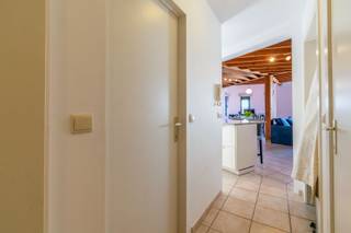 Een instapklaar, lichtrijk, ruim en energiezuinig duplex-appartement (EPC: B - 121m²) met 2 slaapkamers en 2 douchekamers. Welgelegen in een karaktervol gebouw in het centrum van Halle. Elektrische installatie 100% conform tot 2050.<br /><br />Bestaande uit:<br />Op de tweede verdieping: inkomhal met toilet en vestiairehoek, wasplaats/berging, leefruimte-eetplaats met geïnstalleerde semi-open keuken (45.00m² - verlek met Quooker kraan (bruis, kokend en koud gefilterd water), kookplaat, frigo, diepvriezer, vaatwasser, microgolfoven, oven);<br />Op de derde verdieping: nachthal, slaapkamer 1 met privatieve douchekamer (21.00m² - inloopdouche, lavabo met meubel, toilet), slaapkamer 2 (11.00m²) douchekamer 2 (5.00m² - dubbele lavabo met meubel, douche, toilet);<br /><br />Buitenschrijnwerk ALU dubbel glas - Centrale verwarming op aardgas (condensatieketel)<br />EPC: Label B - 189 Kwh/m² - UC: 2848895<br />Geen maandelijkse lasten - Elektrische installatie 100% conform 2050<br />Vrij bij akte<br /><br />Stedenbouwkundige inlichtingen aangevraagd.