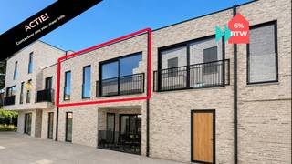 Ben je op zoek naar een instapklaar en energiezuinig appartement met een ruime slaapkamer op de eerste verdieping, centraal gelegen en toch rustig gesitueerd? Dan is appartement B1.2 in Residentie Prinsenhof precies wat je zoekt! Dankzij de uitstekende ligging, de hoogwaardige afwerking en de vele troeven op vlak van comfort en energie biedt dit appartement alles wat je nodig hebt.<br /><br />Het appartement is gelegen in Residentie Prinsenhof, centraal aan het Kolonel Aertsplein, op wandelafstand van winkels, terrasjes en supermarkten. Dankzij het uitgebreide fietsnetwerk en het openbaar vervoer in de buurt is ook Maastricht op amper 10 minuten bereikbaar. Parkeren kan in de ondergrondse parkeergarage, bereikbaar via lift, met daarnaast een beveiligde fietsenstalling.<br /><br />INDELING<br />Eerste verdieping:<br />- Inkomhal<br />- Ruime woonkamer/keuken<br />- 1 slaapkamer<br />- Badkamer<br />- Apart toilet<br />- Berging<br />- Terras<br /><br />Kelder:<br />- Verplichte aankoop van een autostandplaats en kelderberging in de ondergrondse parkeergarage<br /><br />TROEVEN<br />+ Zeer stille en energiezuinige warmtepomp met ingebouwde boiler<br />+ Zonnepanelen op de platte daken<br />+ Ventilatiesysteem D met warmterecuperatie<br />+ Gunstige regeling onroerende voorheffing dankzij de hoge energiezuinigheid<br />+ ACTIE: € 5.000 korting op een autostandplaats!<br /><br />PRIJSOVERZICHT<br />Prijsberekening 6% btw (onder voorwaarden)<br />Totaal netto: € 289.000,00<br />+ 6% btw: € 17.340,00<br />Totaal incl. btw: € 306.340,00<br />Kelderberging: € 4.000,00 netto + 6% btw = € 4.240,00<br />Autostandplaats: € 29.531,00 netto + 6% btw = € 31.302,86<br />TOTAAL: € 341.882,86*<br /><br />Prijsberekening 21% btw<br />Totaal netto: € 289.000,00<br />+ 21% btw: € 60.690,00<br />Totaal incl. btw: € 349.690,00<br />Kelderberging: € 4.000,00 netto + 21% btw = € 4.840,00<br />Autostandplaats: € 29.531,00 netto + 21% btw = € 35.732,51<br />TOTAAL: € 390.262,51*<br /><br />*De algemene totaalprijzen zijn exclusief notariskosten, erelonen, kosten nutsvoorzieningen en kosten basisakte.<br /><br />Wil je dit appartement graag bezichtigen of wens je meer informatie? Contacteer ons en we helpen je dichtblij verder!