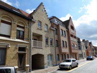 Centraal gelegen ruime garagebox in de Kokstraat in Nieuwpoort-stad. Afmetingen: 2,8m/5.5m en voorzien van elektriciteit. Vrij mogelijk vanaf1/4/2026...