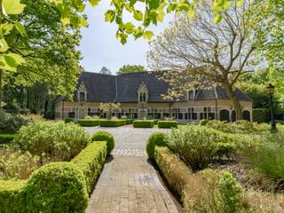 Deze luxueuze manoir is gelegen in een rustige straat op een boogscheut van de golf en het meer van Keerbergen. <br />Het perceel is meer dan 79 are groot en beschikt over een prachtig aangelegde parktuin met siervijver. <br /><br />De woning zelf biedt u 756 m² aan ruimte vol luxe, te beginnen bij de prachtige, lichtrijke inkomhal. Centraal gelegen en genietend van heel wat licht biedt deze enerzijds toegang tot de eerste verdieping via een Y-vormige traphal en anderzijds tot de woonkamer, gedeelte voor vrij beroep en garage / berging. <br /><br />Het gelijkvloers beschikt over drie prachtige, knusse zithoeken die genieten van lichtinval en de charme van de houtstructuren. <br />De eetkamer staat in verbinding met de keuken die op haar beurt werd volledig uitgerust met de meest luxueuze materialen van onder andere het merk Gaggenau. Ook hier zorgen de grote raampartijen voor een natuurlijke lichtinval. <br /><br />Het verwarmd binnenzwembad bevindt zich ook op de gelijkvloerse verdieping en kijkt uit op de groene tuin. De ruimte beschikt over een prachtige bar voorzien van opnieuw alle luxe zoals wijnkoelers, ijsmachine, champagnekast enzovoort. Een kleedruimte en douche zijn tevens voorzien. Tot slot kan u gebruik maken van de beamer die de ruimte omtovert tot een ware homecinema. <br /><br />In een aparte ruimte kan u tevens nog genieten van de sauna en hamam. <br /><br />De eerste verdieping beschikt over vijf ruime slaapkamers en vier badkamers. <br />De masterbedroom geniet tevens van haar eigen dressing en volledig uitgeruste badkamer en biedt tot slot toegang tot een royaal terras. <br />Een polyvalente ruimte van 72 m² tot in de nok van het dak biedt nog tal van mogelijkheden.<br />De hele woning is uitgerust met een Bang & Olufsen installatie. <br /><br />De woning beschikt tot slot nog over een garage die plaats biedt aan twee wagens en een grote bergzolder. <br />Mogelijkheid tot 66m² aan te wenden als vrij beroep/praktijkruimte.<br />Het perceel is volledig omheind en enkel toegankelijk via de grote poort met oprijlaan tot aan de woning. <br /><br />Voor verdere informatie en vragen, aarzel niet om contact op te nemen met Michèle Van Belle via michele.van.belle@imovastgoed.be of bel naar 015/34.34.54.