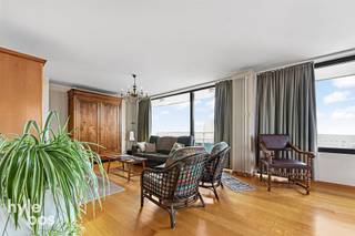 <p><span>Ruim en instapklaar appartement op de 6e verdieping, gelegen in het centrum. Dankzij de hoge ligging geniet je hier van een prachtig en ruimtelijk zicht. Het appartement beschikt over een grote, lichtrijke leefruimte met parketvloer, wat zorgt voor een warme en gezellige sfeer. De afzonderlijke keuken is volledig ingericht en biedt alle nodige comfort. Verder bestaat het appartement uit drie volwaardige slaapkamers, een badkamer met ligbad en dubbele lavabo, en een afzonderlijk toilet. Aan zowel de voor- als achterzijde bevindt zich een terras, ideaal om op elk moment van de dag van buitenruimte te genieten. Extra troeven zijn de inbegrepen kelderberging en autostaanplaats, wat het wooncomfort aanzienlijk verhoogt. Het appartement is instapklaar en centraal gelegen, met winkels, openbaar vervoer en andere voorzieningen op wandelafstand.</span></p><p><span>Een ideale woonoplossing voor wie comfortabel en ruim wil wonen in het hart van de stad.</span></p><p><span> </span></p><p><span> </span></p>