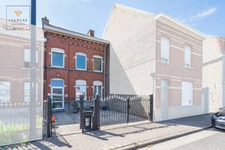 Deze woning is centraal gelegen dichtbij alle faciliteiten van de stad zoals scholen, winkels en openbaarvervoer. Het station is ook op amper 10 min stappen. Er is ook een privé oprit ideaal voor de wagen en de fietsen.<br /><br />Binnen ontdek je een ruime woning met grote leefruimtes en 4 slaapkamers.<br />De indeling is als volgt : ruime inkomhal met vestiaire en trappenhal, rechts een grote living/leefruimte en helemaal op het einde van de hal een deur voor naar de droge praktische kelder te gaan en een deur voor naar de nieuwe leefkeuken te gaan dat in connectie staat met het terras en de tuin. Naast de tuin is er ook een praktische wasplaats.<br /><br />Op de eerste verdieping zijn er 2 slaapkamers en een te renoveren badkamer. <br />De tweede verdieping telt tevens 2 mooie slaapkamers. <br />De geïsoleerde zolder is ideaal als extra berging.<br /><br />EPC C, asbestveilig, goedgekeurde elektriciteit, overal dubbele beglazing, centrale verwarming in alle kamers.<br />De woning vraagt nog enkele verfraaïngswerken zoals sommige vloeren, de badkamer en schilderwerken. <br />Geen grote werken, maar werken die deze charmante woning nog aantrekkelijker zullen maken met als resultaat een mooie investering voor de toekomst. <br /><br />Het terras en de tuin zijn toppers voor de zomer maanden. Volledig ingesloten, gezellig, praktisch en gemakkelijk in onderhoud.<br /><br />Wij helpen u graag verder in uw zoektocht naar een nieuwe woonst. Neem contact met Fabienne voor een bezoek. 0475/34.00.40<br /><br /> 