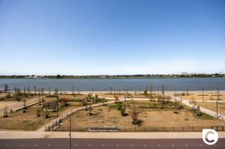 <p><span>Exclusief nieuwbouwappartement met winter- en zomerterras en zicht op de Schelde !</span></p><p><span>Welkom in dit prachtige 2-slaapkamerappartement op de 4de verdieping aan de Ledeganckkaai 31, gelegen in het prestigieuze Nieuw Zuid. Hier woont u in een architecturaal sterk gebouw, ontworpen door het gerenommeerde architectenbureau Robbrecht en Daem, met de Schelde als dagelijks decor.</span></p><p><span>De architectuur van het gebouw haalt inspiratie uit het Panch Mahal-paleis in Fatehpur Sikri, een indrukwekkend zestiende-eeuws paviljoen in India. Deze inspiratie vertaalt zich in een karaktervolle architectuur en een warme, donkerrode gevel in Indische zandsteen. Het materiaal werd bovendien ook gebruikt voor de gevel van het MAS. Een bijzondere architecturale signatuur die het gebouw een eigen identiteit geeft binnen het moderne Nieuw Zuid.</span></p><p><span>Het appartement zelf combineert deze architecturale kwaliteit met hedendaags wooncomfort. Met twee slaapkamers, een ruim winterterras, een groot zomerterras, EPC-label A en een overvloed aan natuurlijk licht is dit een woning die zowel qua uitstraling als woonbeleving weet te overtuigen.</span></p><h3><span>Nieuw Zuid: hedendaags wonen aan de Schelde</span></h3><p><span>Nieuw Zuid is uitgegroeid tot één van de meest gegeerde woonbuurten van Antwerpen. U woont hier in een groene en hedendaagse stadsomgeving, op wandelafstand van de Scheldekaaien en met het historische stadscentrum, het Zuid en tal van winkels, restaurants en culturele voorzieningen binnen handbereik.</span></p><p><span>De combinatie van moderne architectuur, openbare ruimte en de nabijheid van de Schelde zorgt hier voor een bijzonder aangename woonomgeving.</span></p><h3><span>Indeling</span></h3><p><span>Met de lift bereikt u de 4de verdieping. Vanuit de inkomhal worden alle ruimtes met elkaar verbonden en valt meteen de doorlopende parketvloer op, die zorgt voor een warme en elegante uitstraling.</span></p><p><span>Via de stijlvolle gietijzeren deur betreedt u de leefruimte. Hier volgt meteen het wow-effect: dankzij de kamerbrede raampartijen geniet u van een indrukwekkend zicht op de Schelde en wordt de ruimte overspoeld door natuurlijk licht.</span></p><p><span>De leefruimte biedt voldoende plaats voor een royale zithoek en een eettafel. De keuken dient nog verder ingericht te worden, waardoor u deze volledig naar eigen smaak kunt vormgeven. Alle nodige nutsvoorzieningen zijn reeds voorzien. Zo creëert u hier zonder compromissen een keuken die perfect aansluit bij uw persoonlijke woonstijl.</span></p><p><span>Aansluitend bevindt zich het ruime winterterras, dat rechtstreeks in verbinding staat met de leefruimte. Dankzij deze ligging kan het terras perfect als een verlengstuk van de woonruimte worden ingericht. Een gezellige leeshoek, een extra zithoek of een stijlvolle thuiswerkplek: de mogelijkheden zijn talrijk. En ondertussen blijft het uitzicht over de Schelde steeds aanwezig.</span></p><p><span>Aan de achterzijde bevinden zich de twee slaapkamers. Beide slaapkamers beschikken over een rechtstreekse toegang tot het ruime zomerterras.</span></p><p><span>Het oost-zuidgerichte terras die in verbinding staan met de slaapkamers vormt een heerlijke buitenruimte waar u kunt genieten van de ochtend -en namiddag zon. Een ideale plek voor een rustig ontbijt, een kop koffie of een aperitief in de late namiddag.</span></p><p><span>De badkamer is hoogwaardig en tijdloos afgewerkt met een ruime inloopdouche, dubbele lavabo en beige natuursteen. De keramische tegel met marmerlook zorgt voor een luxueuze uitstraling. Bovendien is er praktisch rekening gehouden met de dagelijkse noden: in de badkamer zijn aansluitingen en ruimte voorzien voor zowel een wasmachine als droogkast.</span></p><p><span>Verder beschikt het appartement over een apart toilet en een praktische technische ruimte.</span></p><h3><span>Een appartement met een uitgesproken karakter</span></h3><p><span>Dit appartement is meer dan een comfortabele woonplek. Het is een combinatie van architecturale kwaliteit, licht, buitenruimte en een bijzondere ligging aan de Schelde.</span></p><p><span>De signatuur van Robbrecht en Daem, de karaktervolle architectuur geïnspireerd op het Panch Mahal-paleis, de hoogwaardige afwerking en de mogelijkheid om de keuken volledig naar eigen smaak in te richten, maken van dit appartement een bijzonder geheel.</span></p><p><span>Hier woont u in het hart van Nieuw Zuid, met de stad binnen handbereik en de Schelde letterlijk als onderdeel van uw dagelijkse leefomgeving.</span></p><h3><span>Troeven</span></h3><ul><li><span>Energiezuinig appartement met EPC-label A</span></li><li><span>Ruim winter/zomer terras aansluitend op de leefruimte</span></li><li><span>Prachtig zicht op de Schelde</span></li><li><span>Karaktervolle gevel in Indische zandsteen</span></li><li><span>Hoogwaardige afwerking</span></li><li><span>Ventilatiesysteem type D</span></li><li><span>Keuken volledig naar eigen smaak in te richten</span></li><li><span>Gelegen op een absolute toplocatie in Nieuw Zuid</span></li></ul><p><span> </span></p><p><span>Een appartement voor wie niet alleen op zoek is naar een woning, maar naar een bijzondere woonbeleving. Architectuur, licht, terrassen en de Schelde komen hier samen op één van de meest aantrekkelijke locaties van Antwerpen. </span></p><p><span> </span></p>