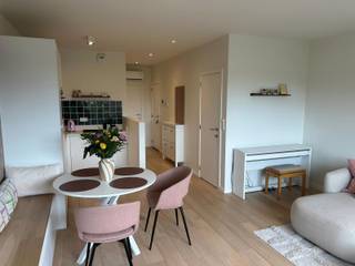 Dit recente en volledig instapklare appartement bevindt zich op een toplocatie te Brasschaat, vlakbij alle winkels, het gezellige park van Brasschaat, De Golf, openbaar vervvoer,.... Het appartement is afgewerkt met de beste materialen, bij binnenkomst betreden we de zonnige woonkamer op parketvloer, volledig ingerichte open keuken, aparte berging en een apart gastentoilet met handenwasser. De zeer ruime slaapkamer op parketvloer geeft toegang tot een terras met prachtig zicht. De badkamer is voorzien van een douche, wastafel en een praktische wasmachine/droogkastaansluiting. Het appartement is bovendien voorzien van airco, heeft een aparte fietsberging,,een gunstig EPC en een conforme elektrische keuring!