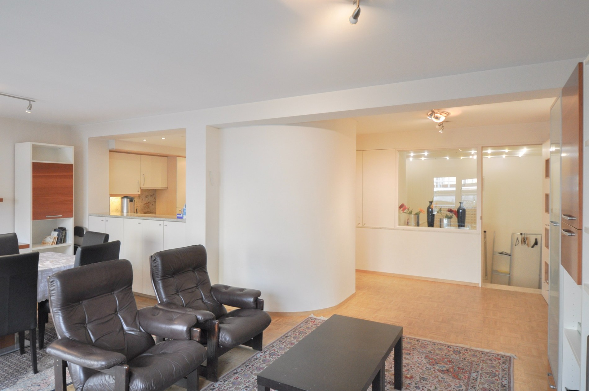 Lichtrijk appartement met een ruim zuidwest gericht terras gelegen nabij het commercieel centrum en het strand. - foto 5