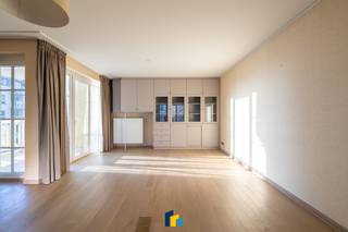 Welkom in Residentie Royal Gardens, een recent en elegant wooncomplex omgeven door rust en groen. Dit instapklare appartement op de derde verdieping combineert luxe, comfort en een unieke uitstraling. De ruime, lichtrijke leefruimte met grote raampartijen en warme parketvloer creëert meteen een gevoel van ruimte en gezelligheid. De open keuken is volledig uitgerust met hoogwaardige inbouwtoestellen en biedt veel praktische opbergruimte. Het appartement beschikt over twee aangename slaapkamers, een stijlvolle badkamer met ligbad, douche, wastafel en toilet, een afzonderlijk gastentoilet en een handige berging. Het wordt onbemeubeld verkocht; de getoonde interieurbeelden zijn art impressions ter inspiratie. Uniek zijn de drie terrassen: twee die aansluiten op de leefruimte en één aan de tweede slaapkamer. Hier geniet u op elk moment van de dag van zon, zee-, duin- of groenzicht. <br /><br />De ligging is ideaal: een rustige omgeving, maar op wandelafstand van de Zeedijk, het strand, winkels, supermarkten, sportfaciliteiten, openbaar vervoer en het bruisende centrum. Bovendien bestaat de mogelijkheid om een ruime garagebox van 11 meter diep bij aan te kopen. Dit appartement biedt uitzonderlijk wooncomfort, een gunstige EPC-score en een topligging. Perfect als vaste woonst, tweede verblijf of slimme investering.<br /><br />Verwarming: individuele gasgeiser | EPC: 81 kWh/m² ~ UC:0003338965-RES-1 ~ label A | Oppervlakte: +/- 110 m² (totale indicatieve oppervlakte op basis van EPC-attest) | Overstromingsgevoeligheid: P-score: B (0232/00S003) / G-score: B (ID17882419) | Stedenbouwkundige inlichtingen: Woongebied, Vergund, Geen rechterlijke herstelmaatregel of bestuurlijke maatregel opgelegd, Geen voorkooprecht, Geen verkavelingsvergunning.