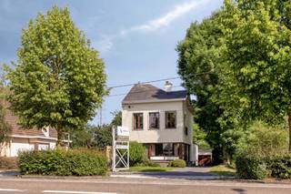 <p>Charmante maison mitoyenne offrant un potentiel exceptionnel, située à un emplacement stratégique à Eppegem !</p><p>Vous recherchez une maison familiale spacieuse que vous pourrez aménager entièrement selon vos goûts ? Alors cette maison lumineuse, d'une surface habitable de pas moins de 199 m², vaut absolument le détour. Construite en 1961 et entièrement bétonnée, cette maison offre une base particulièrement solide pour ceux qui apprécient l'espace, la lumière et les possibilités.</p><p></p><p>Prix indicatif : 387 000 €</p><p>Disponibilité : dès l'acte </p><p></p><p>Le hall d'entrée spacieux vous mène à un espace de vie ouvert qui procure une agréable sensation de convivialité. Les élégantes dalles de verre entre le hall d'entrée et la salle à manger assurent un apport maximal de lumière, tandis que la cheminée forme une séparation naturelle entre le salon et la salle à manger. Il en résulte une expérience de vie ouverte et aérée, avec des coins de vie séparés et chaleureux.</p><p></p><p>À l'étage se trouvent 2 chambres à coucher à part entière, un bureau/dressing (pouvant servir de 3e chambre) et une salle de bains avec douche. Le grenier entièrement bétonné offre en outre la possibilité de créer 2 chambres supplémentaires.</p><p></p><p>L'impressionnante cave sèche de 52 m², dont 33,7 m² de vide sanitaire, constitue un atout indéniable. Elle est idéale comme espace de rangement, de loisirs ou de travail. De plus, la maison dispose d'un garage/atelier d'environ 50 m², parfait pour les indépendants, les amateurs de bricolage ou ceux qui recherchent un espace de rangement supplémentaire.</p><p>La maison bénéficie d'une excellente accessibilité avec un Mobiscore de 7,3/10, à proximité des commerces, des écoles et des transports en commun. Le s</p>