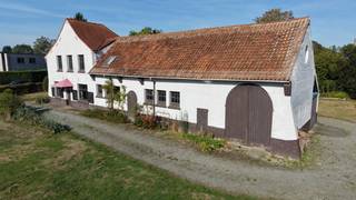 Te renoveren charmante hoeve op een mooi perceel van 15 are 85 ca. <br />Zeer gunstig gelegen nabij winkels en scholen en vlakbij openbaar vervoer - op 800 meter van treinstation Haacht.<br />Goede verkeersverbindingen richting Brussel/Leuven/Mechelen.<br />De woning omvat: inkomhal, living 42m², bureel, keuken, badkamer en diverse bergruimtes/garages.<br />Op de verdieping: 4 slaapkamers, bergruimtes en zolderruimte met mogelijkheid tot inrichten.<br />Totale vloeroppervlakte: 300m² + zolder. Ki: 629 euro. <br />De woning dient volledig gerenoveerd te worden.<br />Bouwjaar: omstreeks 1918.<br />Verwarming met 2 houtkachels - geen centrale verwarming. <br />EPC: 1211 kWh/m² - energielabel F - UC0003948346RES1 - renovatieverplichting.<br />Stedenbouwkundige info in aanvraag - woongebied - geen voorkooprecht ruimtelijke ordening - geen maatregelen in het Vlaams handhavingsplatform.<br />Niet overstromingsgevoelig - gebouwscore A - perceelscore A.<br />PREMIES voor renovatie: informatie over premies en financiële steun bij de renovatieverplichting kan u raadplegen op de website https://www.vlaanderen.be/een-huis-of-appartement-kopen/renovatieverplichting-voor-residentiele-gebouwen . <br />Renovatieverplichting: kopers van woningen met een EPC-label E of F worden verplicht om binnen de 6 jaar na datum notariële akte de woning energetisch te renoveren tot minimum energielabel D = EPC 400 kWh/m² of beter.
