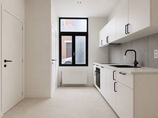 Bent u op zoek naar een volledig gerenoveerd appartement op een rustige, maar centrale ligging? <br />Dan is dit instapklare éénslaapkamerappartement, gelegen aan de Boodtsstraat 34 bus 001 te Temse, zeker een bezoek waard.<br /><br />Het appartement bevindt zich op het gelijkvloers van een kleinschalig gebouw met slechts twee appartementen, wat zorgt voor een aangename en rustige woonomgeving.<br /><br />Indeling<br />Via de inkomhal komt u terecht in de lichtrijke leefruimte met voldoende plaats voor een gezellige zit- en eetkamer. <br />Aansluitend bevindt zich de volledig ingerichte keuken met een praktische technische ruimte/berging. <br />Verder beschikt het appartement over een nachthal die toegang geeft tot de ruime slaapkamer en de moderne badkamer.<br /> <br />In het midden van het appartement bevindt zich een gezellige koer, waar u in alle rust kunt genieten van een tas koffie of wat frisse lucht.<br /><br />Ligging<br />De Boodtsstraat is rustig gelegen, terwijl alle dagelijkse voorzieningen zich op korte afstand bevinden. Zo bereikt u het centrum van Temse, verschillende supermarkten, lokale handelszaken, scholen, horecazaken en sportfaciliteiten in slechts enkele minuten. Ook het openbaar vervoer (bus en station van Temse) bevindt zich in de nabije omgeving.<br />Dankzij de uitstekende verbinding met de N16, E17 en A12 zijn zowel Antwerpen, Sint-Niklaas, Dendermonde als Brussel vlot bereikbaar, waardoor dit appartement ook ideaal is voor pendelaars.<br /><br />De huurprijs bedraagt 800,00 EUR + 50,00 EUR gemeenschappelijke kosten. <br /><br />Interesse in dit instapklare appartement? Contacteer ons gerust voor meer informatie of om een bezoek in te plannen.