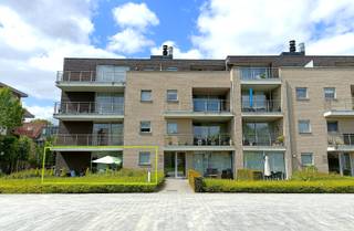 Dit ruim appartement is gelegen op het gelijkvloers van een recent gebouw aan het einde van de Driekruisenstraat, met achterzijde aan de Bilzersteenweg, op wandelafstand van het stadscentrum.<br /><br />INDELING: inkomhal met vestiairehoek en apart toilet, glazen deur naar de ruime woonkamer met kamerbreed schuifraam naar het ruim zonneterras. Moderne keuken, volledig ingericht met Siemens toestellen (keramische kookplaat, dampkap, combi-oven, koelkast met vriesvak en vaatwasser), met naastgelegen berging en wasruimte.<br />Nachthal, badkamer met douche en bad, drie slaapkamers en achtergelegen terras.<br /><br />In het kelderverdiep een autostaanplaats en private berging.<br /><br />De huurprijs bedraagt 980 euro per maand + 135 euro per maand voorschot voor gemeenschappelijke kosten.<br /><br />Extra inbegrepen in gemeenschappelijke kosten: brandverzekering, gratis water in de toiletten!<br /><br />BEZICHTIGING ENKEL NA TELEFONISCHE AFSPRAAK MET ONS KANTOOR OP 012 23 00 23