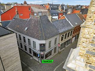 In centrum Poperinge, vlakbij de markt bevindt dit zich te renoveren/op te frissen hoekpand. Dit voormalig café heeft een zéér...
