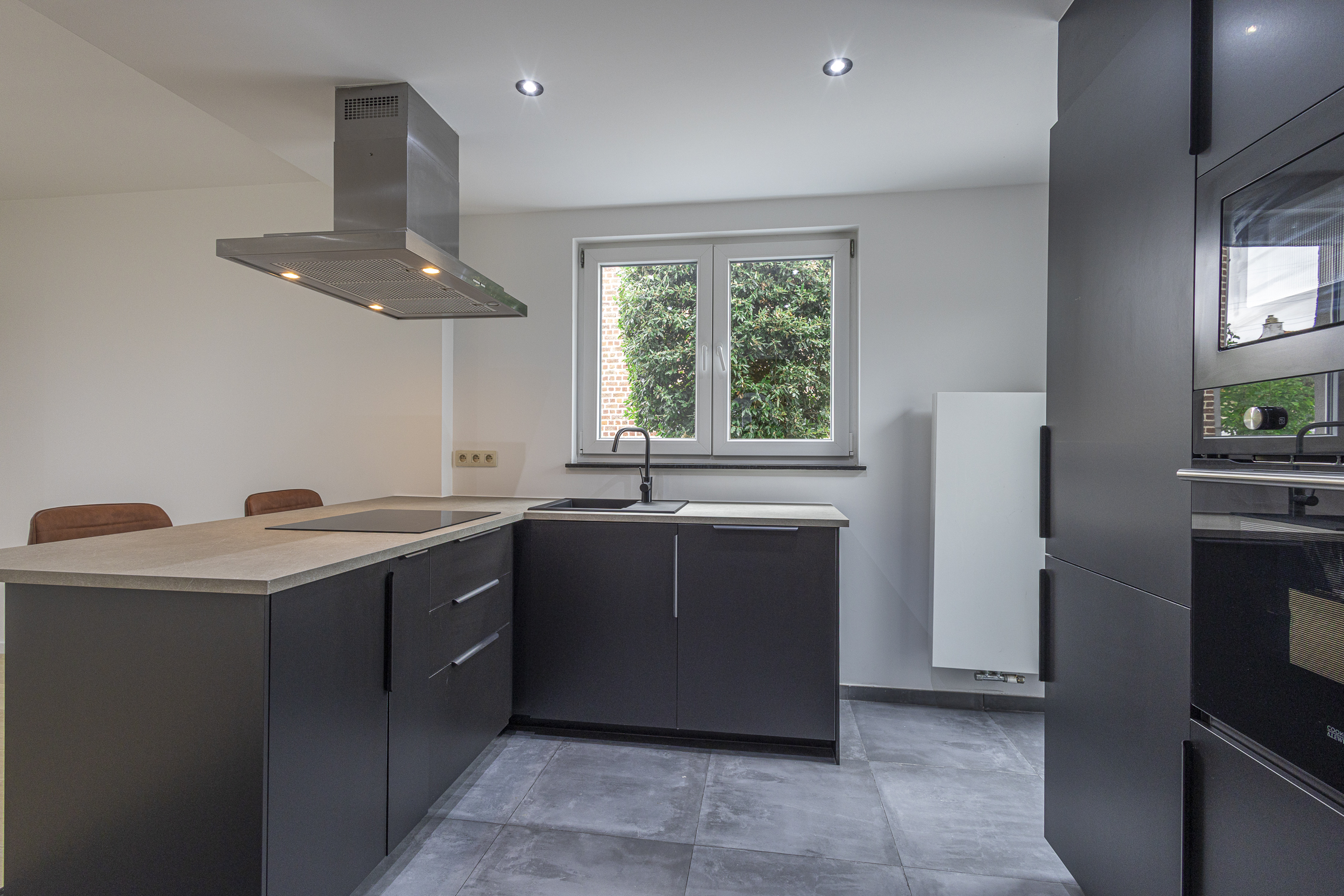 Maison rénovée avec 3 chambres, studio, atelier et jardin. - photo 4
