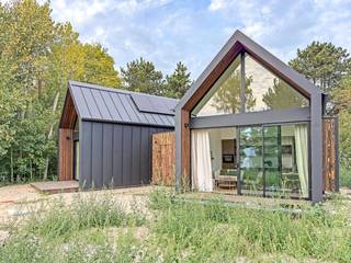 Op zoek naar een tweede verblijf of investeringsvastgoed met verhuurpotentieel te Koksijde/Oostduinkerke vlakbij natuurgebied de Doornpanne? Kom dan deze unieke en duurzame vakantiewoning met 2 slaapkamers ontdekken.<br />De woningen omvatten een gezellige leefruimte met open, ingerichte keuken. Dankzij het grote schuifraam en het knusse zitraam geniet je hier van een prachtig open zicht en overvloedige lichtinval. De woning beschikt verder over een apart gastentoilet, een moderne badkamer met douche, lavabo en geïntegreerde technische ruimte, een slaapkamer op het gelijkvloers en een ruime slaapkamer op de verdieping.<br /><br />Unieke pluspunten zijn: zonnig terras, privatieve berging, lucht/lucht warmtepomp in combinatie met zonnepanelen, energieprestatie (EPB): A, privatieve autostaanplaats op het domein mogelijk, gemeenschappelijke fietsenberging.<br /><br />Verkoop onder BTW-stelsel. Deze woning is onmiddellijk beschikbaar – contacteer ons vandaag nog voor een bezoek of meer info over het verhuurrendement.<br /><br />Neem voorsprong met een vrijblijvende en gratis schatting van uw eigendom via:<br />http://www.residentievastgoed.be/gratisonlineschatten