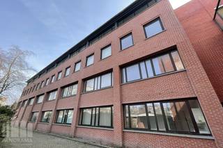 Op een uitstekende en goed bereikbare locatie in Brugge bevindt zich dit imposante kantoorgebouw.<br /><br />Met een totale bruikbare vloeroppervlakte van 2.806 m² over vier royale plateaus, biedt het gebouw een unieke combinatie van oppervlakte, comfort en flexibiliteit. Opsplitsbaar per verdieping vanaf +/- 635 m². <br /><br />De open space kantoorruimte met een oppervlakte van 635 m² is instapklaar en de ruimtes zijn gemakkelijk in te delen zodat u uw kantooromgeving volledig kunt afstemmen op de behoeften van uw noden en uw team. Per verdieping is er een sanitaire ruimte voorzien. <br /><br />Beschikbaar in zowel koop als huur, is dit gebouw een toekomstgerichte oplossing voor bedrijven die willen groeien en zich willen vestigen op een strategische locatie in Brugge.<br /><br />Ondergrondse als bovengrondse parkeermogelijkheden.<br /><br />Contacteer PANORAMA B2B voor bijkomende inlichtingen, plannen of een vrijblijvend plaatsbezoek 0476 215 115.