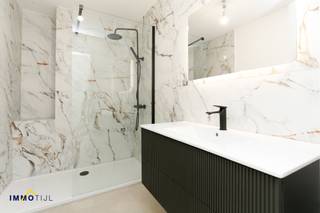 <p>Tussen Opstal en Lebbeke-Centrum bevindt zich dit vernieuwd 2-slpk appartement.</p>
<p>Inkomhal, een <strong>grote en lichtrijke leefruimte</strong>, <strong>nieuwe volledig uitgeruste keuken</strong>, praktische berging, <strong>luxueuze badkamer met regendouche</strong>, afzonderlijk gastentoilet en <strong>2 volwaardige slaapkamers</strong>.<br />Aan de voorzijde geniet u van een <strong>aangenaam balkon</strong>.</p>
<p>Conforme elektrische installatie. Centrale verwarming op aardgas; perfect instapklaar. Het uiterst gunstige EPC geeft aan, dat kopers zich hier verzekerd weten van lage energiefacturen.</p>
<p>Beperkte gemeenschappelijke kosten aangezien er geen syndicus en lift aanwezig is.</p>
<p>De geafficheerde prijs is inclusief 1 garage, optioneel heeft u de mogelijkheid om nog een 2<sup>e</sup> bij aan te kopen.</p>
<p>Alvast even binnenkijken? Dit kan via volgende link: https: https://my.matterport.com/show/?m=b7wk3wKKTbm</p>
<p>Meer info en bezoeken: 052/690.691 of jens@immotijl.be</p>