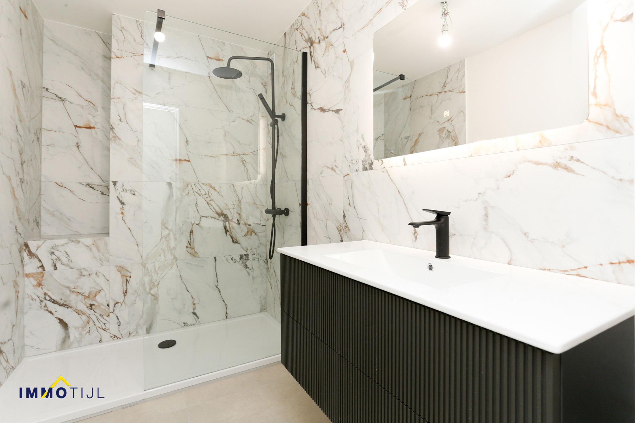 Prachtig 2 slaapkamerappartement met garage! - foto 2