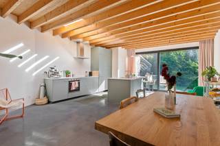 <p>Een huis met een fijne flow</p>
<p>Sommige huizen voelen meteen goed. Deze gerenoveerde woning in de Pater De Dekenstraat is er zo eentje: licht, gezellig, eigentijds en met een tuin die je er gewoon bij krijgt.</p>
<p>Vooraan start het verhaal met een cosy zithoek op plancher. Een warme plek voor een koffietje, een goed boek of gewoon lekker nietsdoen. De parketvloer brengt meteen sfeer en geeft de woning een fijne, huiselijke toets.</p>
<p>Loop je verder door, dan verandert de sfeer. De woning wordt heerlijk open en licht, met een open keuken en leefruimte die rechtstreeks uitgeven op de tuin. <span>De tuin is zuidoostelijk georiënteerd, waardoor je optimaal van de zon kunt genieten. </span>De strakke polybetonvloer zorgt hier voor een moderne twist, terwijl het zicht op het groen voor de nodige zachtheid zorgt.</p>
<p>Koken, tafelen, een aperitiefje of op een zonnige avond gewoon de tuindeuren openzetten? Hier lopen binnen en buiten gezellig in elkaar over.</p>
<p>Op de eerste verdieping bevindt zich een ruime slaapkamer, samen met de badkamer. En daar hoef je niet te kiezen: je beschikt er over zowel een douche als een bad. Ideaal voor een snelle ochtendstart of net een rustig momentje aan het einde van de dag.</p>
<p>Nog een verdieping hoger is er een extra kamer die je helemaal naar eigen wens kunt invullen. Bureau, dressing, hobbyruimte of logeerkamer? Aan jou de keuze.</p>
<p>De woning is gerenoveerd en helemaal klaar voor een nieuw verhaal. Geen eindeloze verbouwplannen, wel een huis met warme hoekjes, een moderne toets, veel licht en een tuin om van te genieten.</p>
<p>Troeven:<br /><br />- Gunstig EPC &amp; AREI is conform<br />- Veel lichtinval<br />- Instapklaar<br />- Vraagprijs =. richtprijs<br /><br />Kortom: een woning die niet probeert indruk te maken, maar het gewoon doet.<br /><br />Asbestattest nog in opmaak<br />vg, wg, gmo, gvkr, gvv, geen overstromingsgevoelig gebied</p>