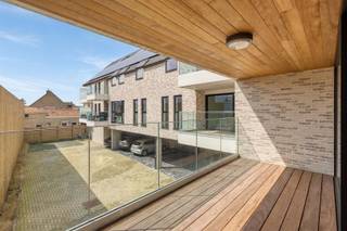 Laatste 4 appartementen!Residentie Escautval is een exclusief nieuwbouwproject met een moderne architectuur en hoogwaardige, traditioneel gemetselde constructie. Dankzij 40 cm dikke muren met doorgedreven isolatie, ALU-ramen met superisolerend glas, een geïsoleerd zadeldak en akoestische isolatie geniet u van optimaal wooncomfort en rust. De 1 en 2-slaapkamerappartementen worden opgeleverd *klaar-voor-de-schilder*.De ruime terrassen (1,80 m tot 2,40 m breed) en zongeorienteerde leefruimtes zorgen voor maximaal licht en buitenbeleving. Verwarming en sanitair warm water gebeuren via een individuele lucht/water-warmtepomp met vloerverwarming, met actieve koeling en lage energiekosten als rechtstreeks voordeel. Ventilatiesysteem D met warmterecuperatie garandeert een gezond binnenklimaat.Elk appartement beschikt over zonnepanelen (voorziene E-peil E20) waardoor volledige vrijstelling van onroerende voorheffing gedurende 5 jaar wordt bekomen. De badkamers zijn luxueus afgewerkt met inloopdouche, dubbele wastafel en designmeubel. De volledig ingerichte keuken omvat kwaliteitsvolle toestellen.Verder een praktische “alles-uit”-drukknop, keramische vloertegels, parketvinyl in de slaapkamers, een individuele berging, fietsenstalling en parkeerplaatsen met voorziening voor laadpaal. De bovenste appartementen hebben een zolder (+/- 50 m²) als extra.